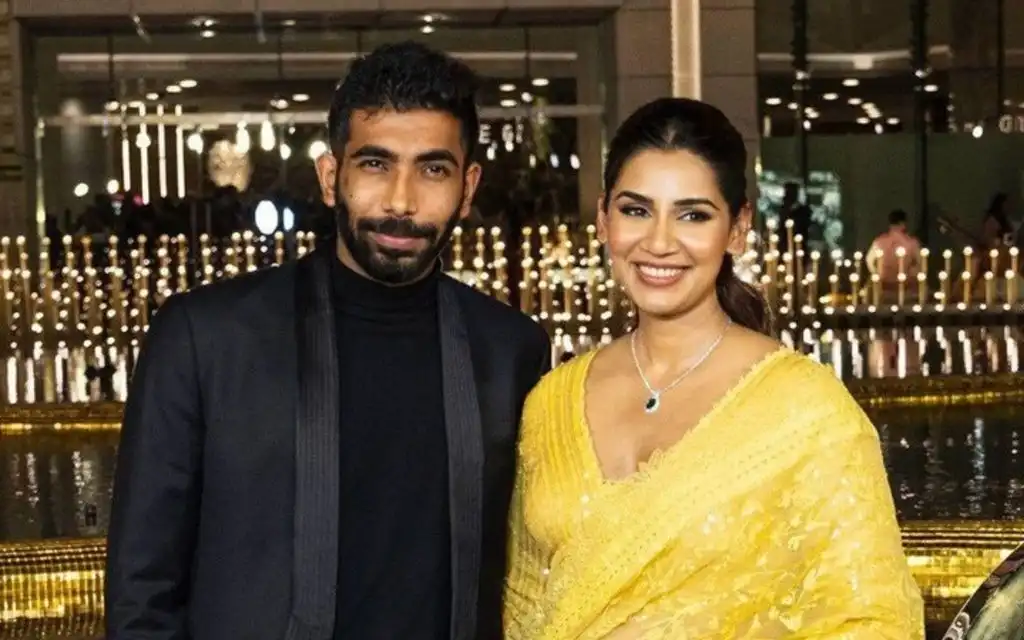 Jasprit Bumrah and Wife (Source:@AkashYa06012197,x.com)