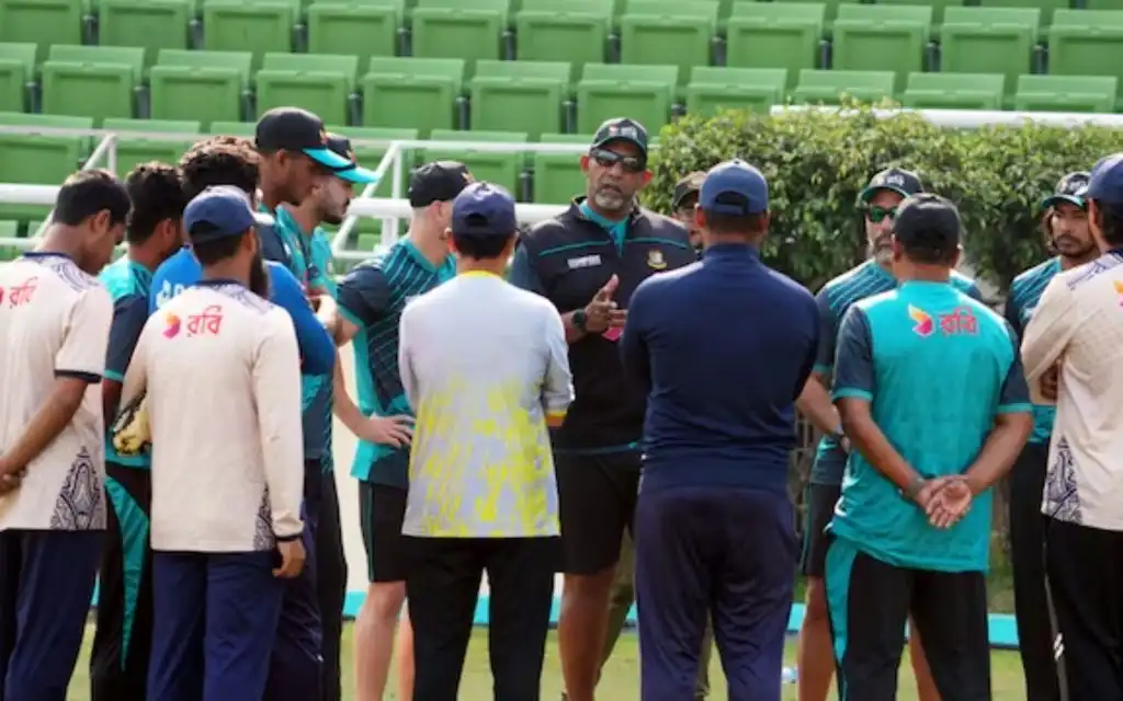 Phil Simmons along with the Bangladesh team (Source:@cricbuzz,x.com)
