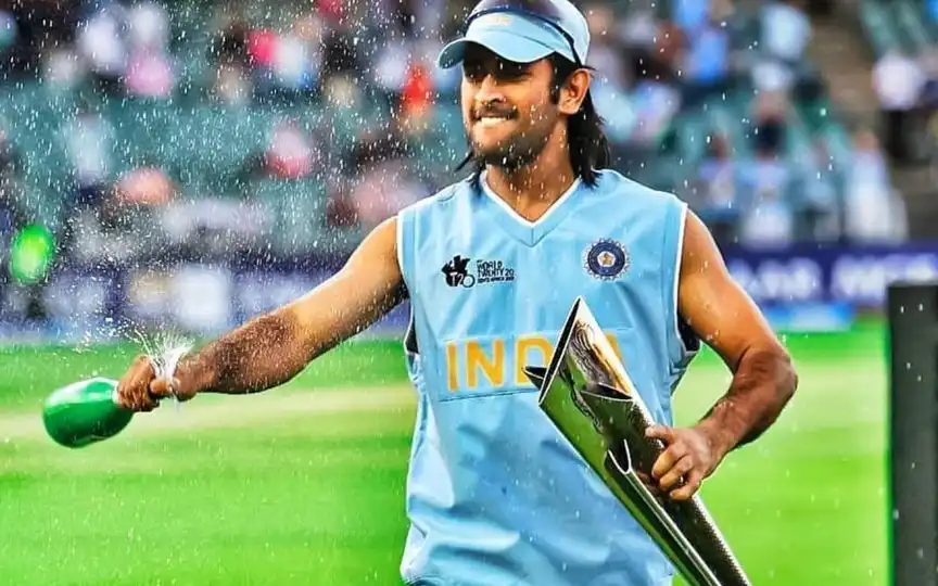 MS Dhoni with 2007 T20 World Cup Trophy [Source: @TrendsDhoni/x.com]