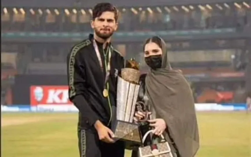 Shaheen Shah Afridi posing with wife Ansha Afridi (X.com/@Saffron7171)