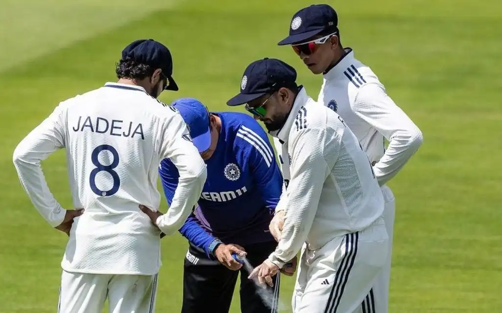 Rishabh Pant sustained a finger injury on day 1 [Source: AP]