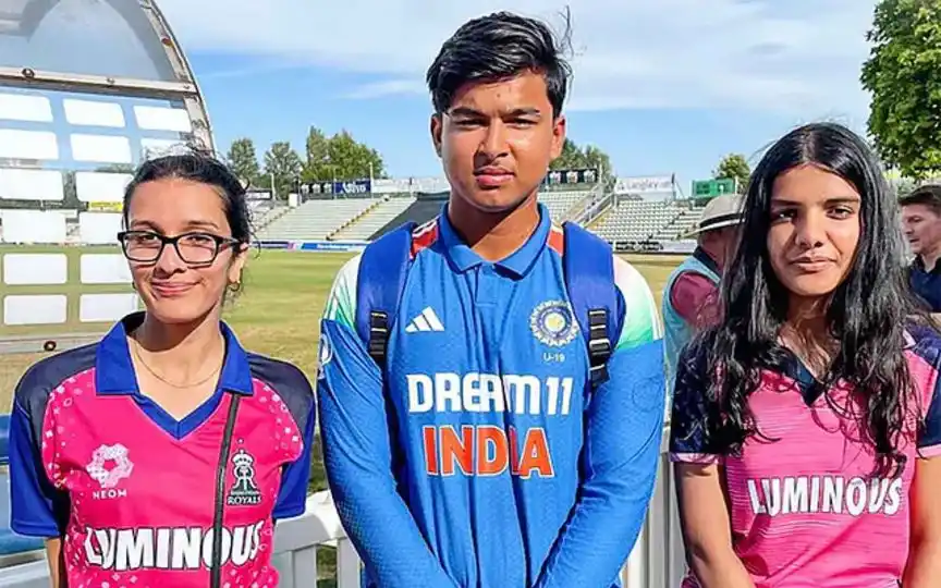 Vaibhav Suryavanshi with young fans (Source:@gamesmglion,x.com)