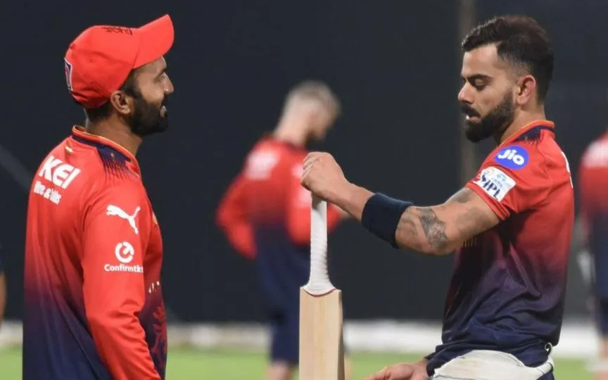 Dinesh Karthik With Virat Kohli (Source: @RcbianOfficial/x.com)