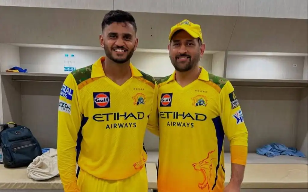 Urvil Patel with MS Dhoni (Source: @urvil_patel_37/Instagram.com)