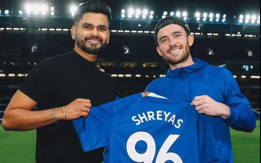 Iyer with Chelsea player Ben Chilwell [Source: @CricCrazyJohns/x.com]
