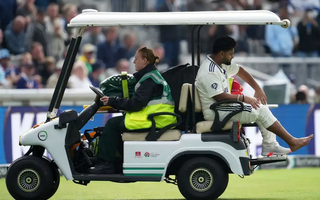 Rishabh Pant walking out with an injury in the 4th Test [Source: AP Photos]