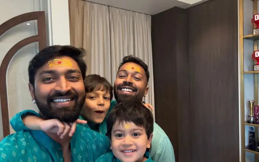 Krunal Pandya with his first son Kavir and wife Pankhuri Sharma (Source:@hardikpandya7,x.com)