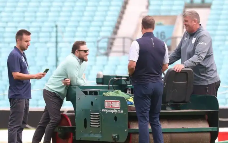 The picture of Brendon McCullum with pitch curator Lee Fortis [Source: @abdullah_0mar/X.com]