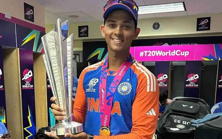 Yashasvi Jaiswal with the T20 World Cup 2024 Trophy (Source:@ImTanujSingh/X.com)