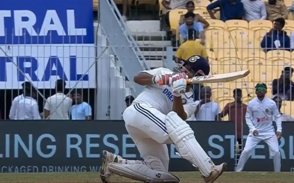 Rishabh Pant's Scoop Shot (Source: @Saabir_Saabu01/x.com)
