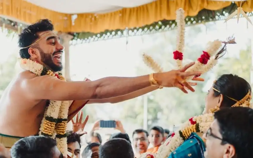 Shruti Raghunathan And Husband Venkatesh Iyer (Source:@CricCrazyJohns,x.com)