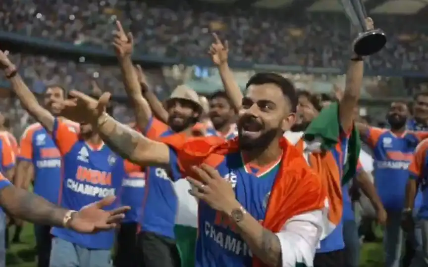 Virat Kohli leading the victory lap [Source: @mufaddal_vohra/X.com]
