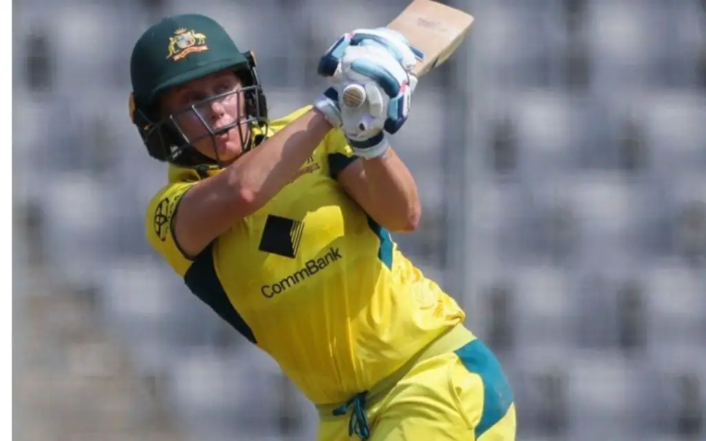 Alyssa Healy smashes a ton [Source: @imfemalecricket/X.com]