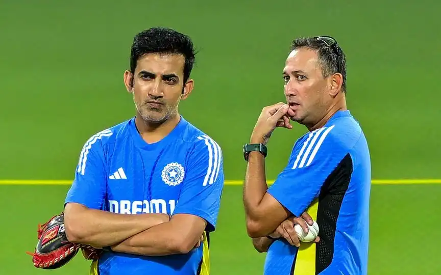 Gautam Gambhir and Agarkar In intense Chat - (Source : AFP)