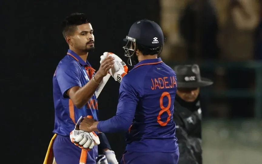 Shreyas Iyer and Jadeja [Source: @billu_bar8er/X.com]