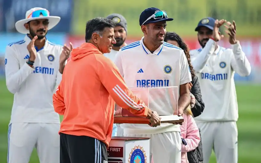 Rahul Dravid With Ashwin (Source: AFP Photos)