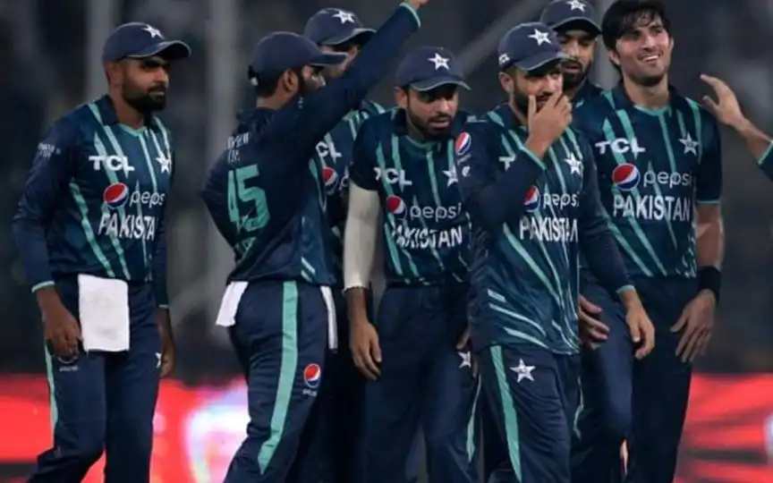 Aamer Jamal with his teammates [Source: @out_of_comision/X]