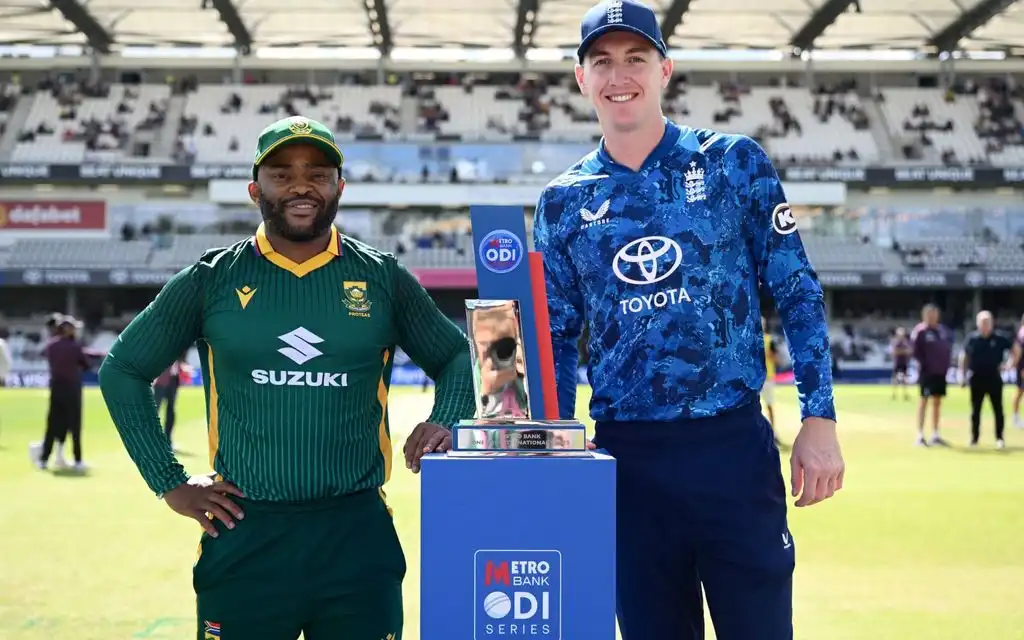 Temba Bavuma and Harry Brook with trophy (Source:@ESPNcricinfo/X.com)