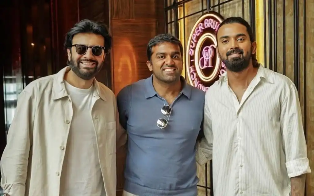 KL Rahul was spotted with DC Co-Owner before IPL retentions [Source: @CricCrazyJohns/X]
