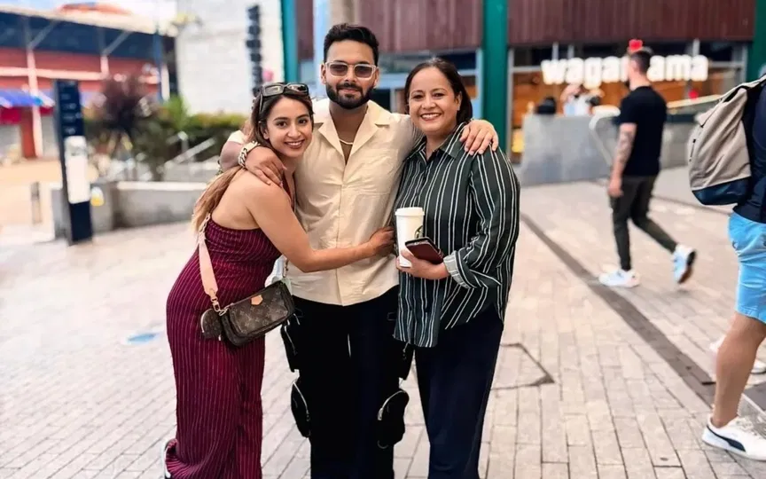  Rishabh Pant's Mother (Source:@ImSarvada,x.com)