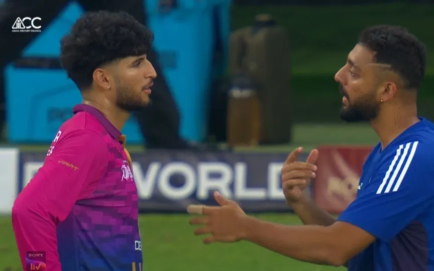 मैच के बाद वरुण पराशर का मार्गदर्शन करते हुए [Source: @CricCrazyJohns/X.com]