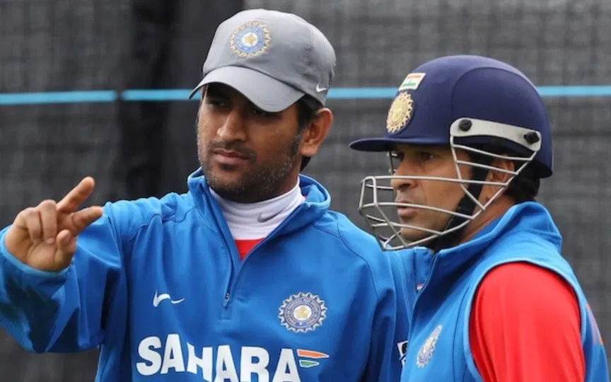 MS Dhoni with Sachin Tendulkar [Source: @mufaddal_vohra/X.com]