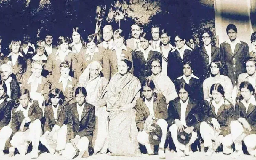 First Indian Women's Team With Former Prime Minister Indira Gandhi (Source: @IndiaHistorypic/x.com)