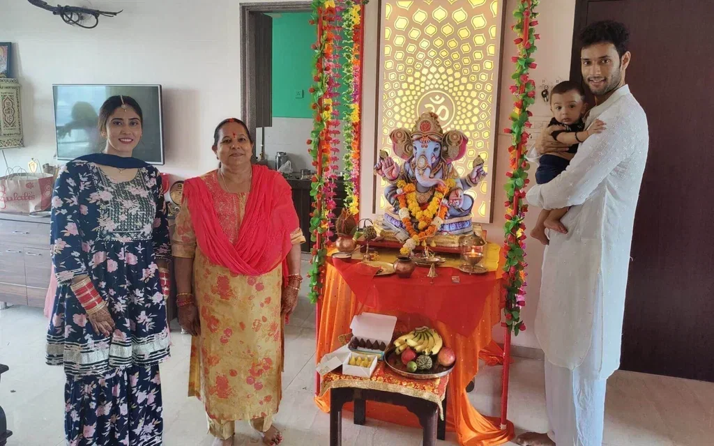 Shivam Dube with his family (Instagram.com/dubeshivam)