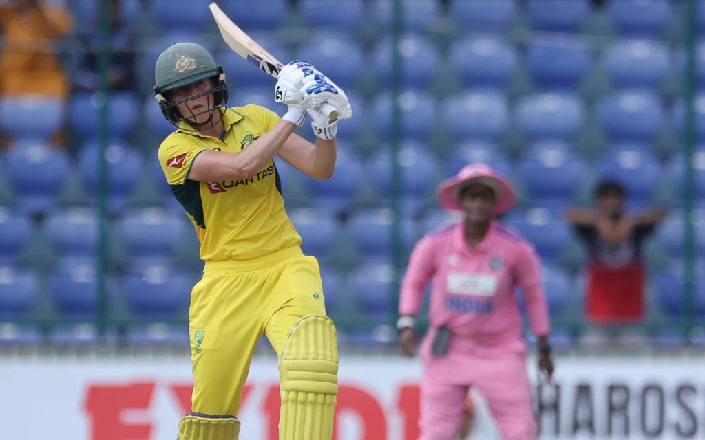 Ellyse Perry with the knock [Source: @ramadin_mishra48/X.com]