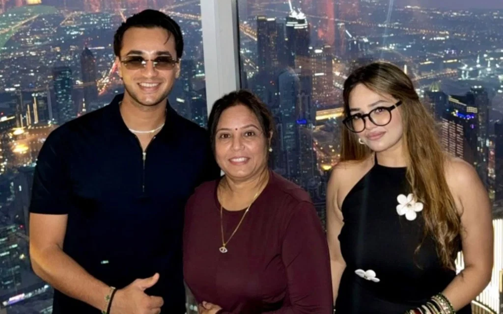Abhishek Sharma with mother and sister (Source: @CricCrazyJohns/X.com)