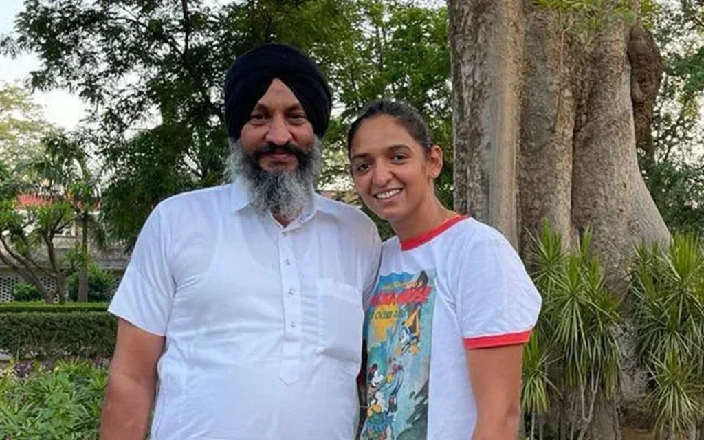 Harmanpreet Kaur and her father (Source: @mipaltan/x.com)