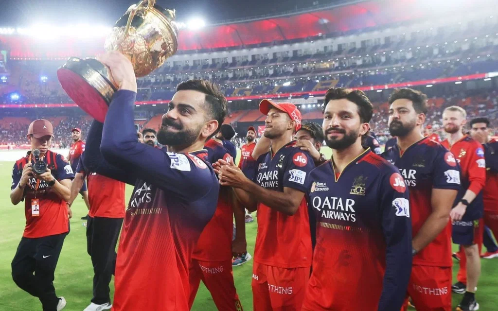 Virat Kohli and RCB players with IPL trophy (Source:@Sportskeeda/X.com)
