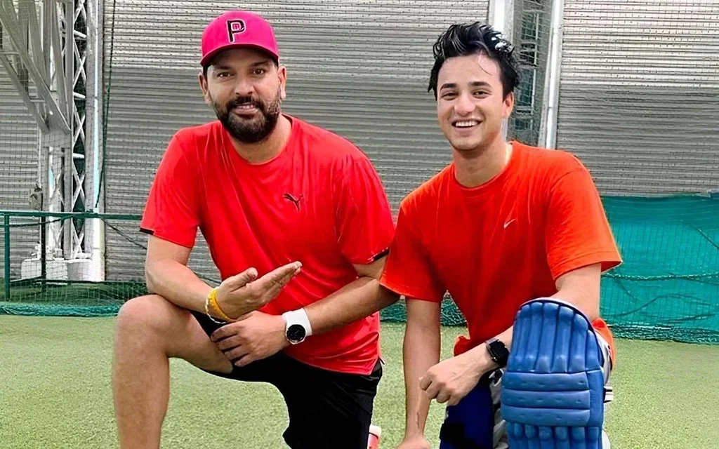 Yuvraj Singh and Abhishek Sharma [Source: @vijaymirror/x.com]