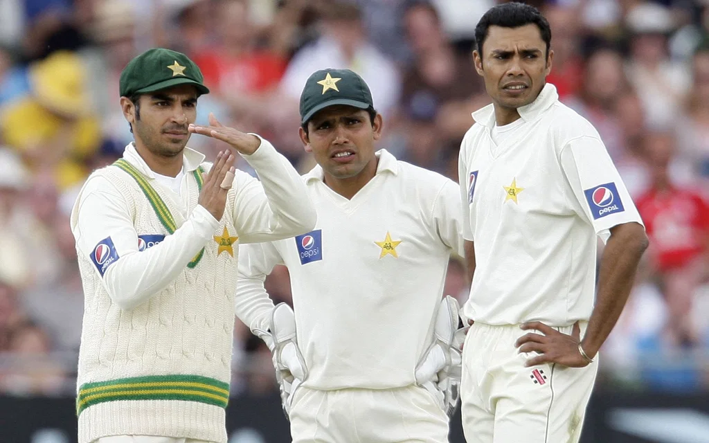 Danish Kaneria (extreme right) with his Pakistani teammates [Source: AFP]