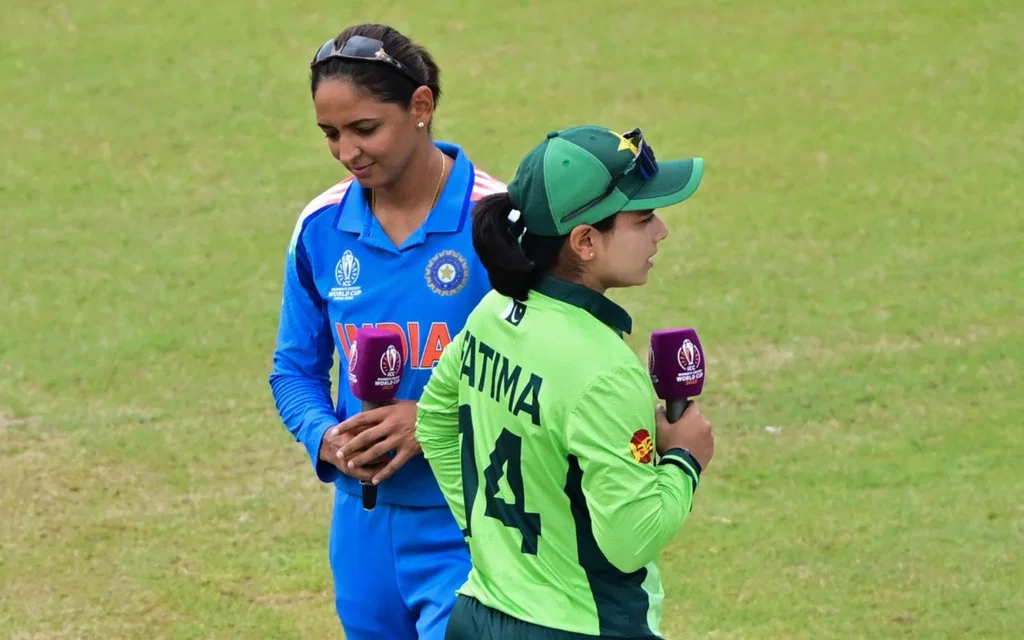 Harman ignores Pakistan players [Source: AFP Photo]
