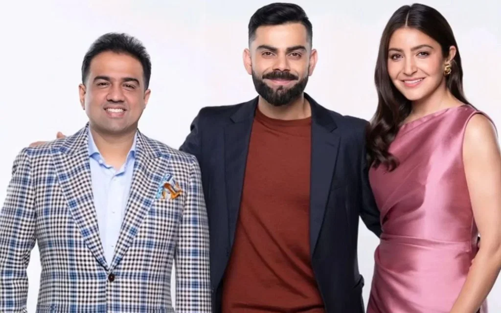 Virat Kohli and Anushka Sharma with Chairman of Pay10 {Source: @ImTanujSingh/x.com]