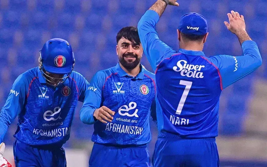 राशिद ख़ान और अन्य खिलाड़ी विकेट का जश्न मनाते हुए [Source: @ACBofficials/x]