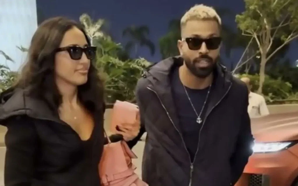 Hardik Pandya spotted with rumoured girlfriend [Source: Manav.manglani]