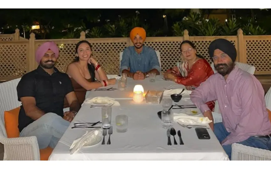 Arshdeep Singh shared dinner photo with family [Source: @_arshdeep.singh_/Instagram.com]