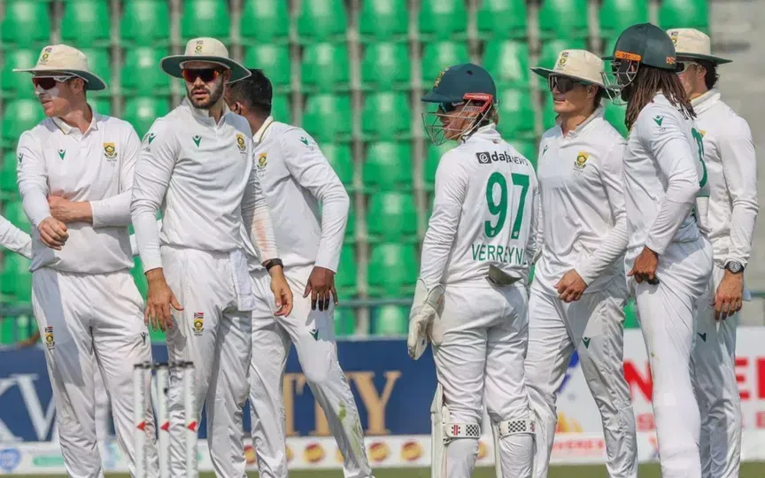 South Africa lose two in tense run-chase as Pakistan gain upper hand on thrilling day 3