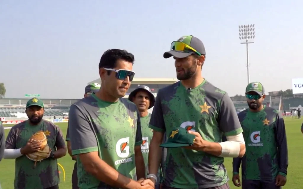 Shaheen Afridi hands over debut cap to Asif [Source: @dhillow_/X.com]