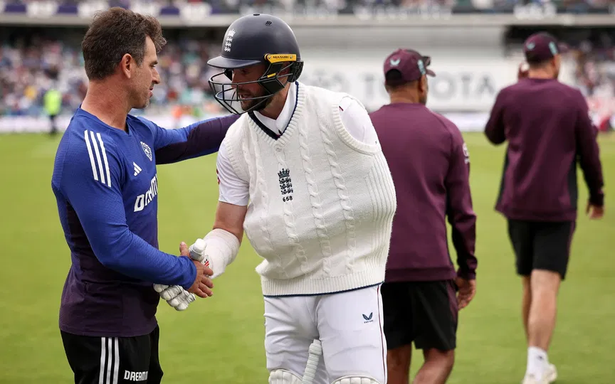 Chris Woakes renews Warwickshire contract after Ashes snub and England retirement