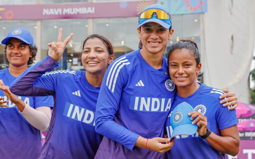 स्मृति मंधाना उमा छेत्री को डेब्यू कैप सौंपती हुईं [Source: @BCCIWomen/X.com]