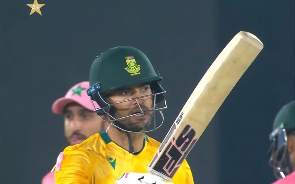 Reeza Hendricks celebrating his 50 vs PAK [Source: @CallMeSheri1_/x]