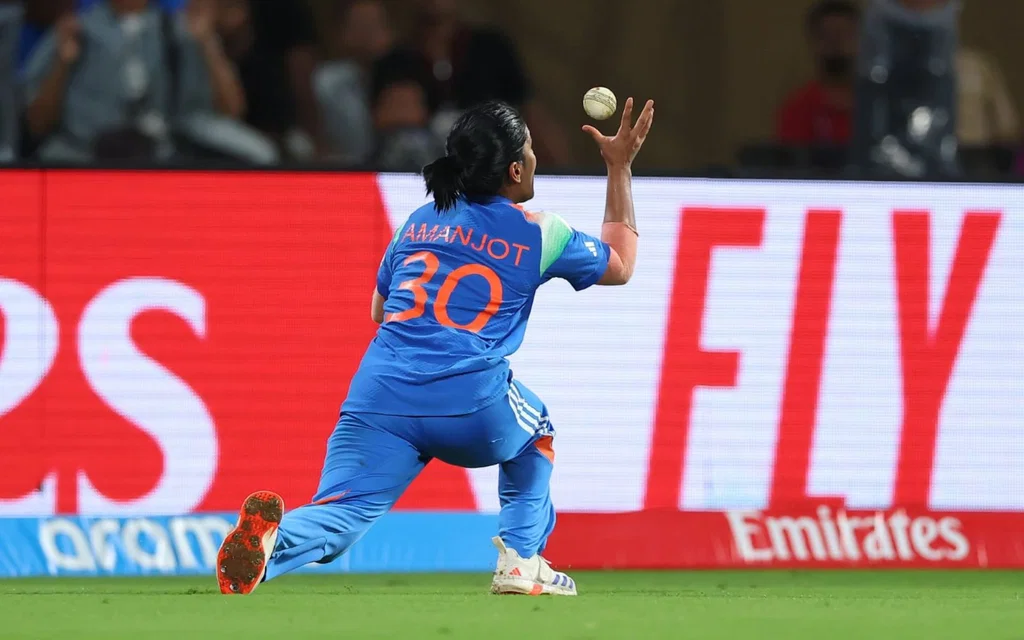 Amanjot Kaur's outstanding catch (Source: @JassiBhardwaj9/x.com)