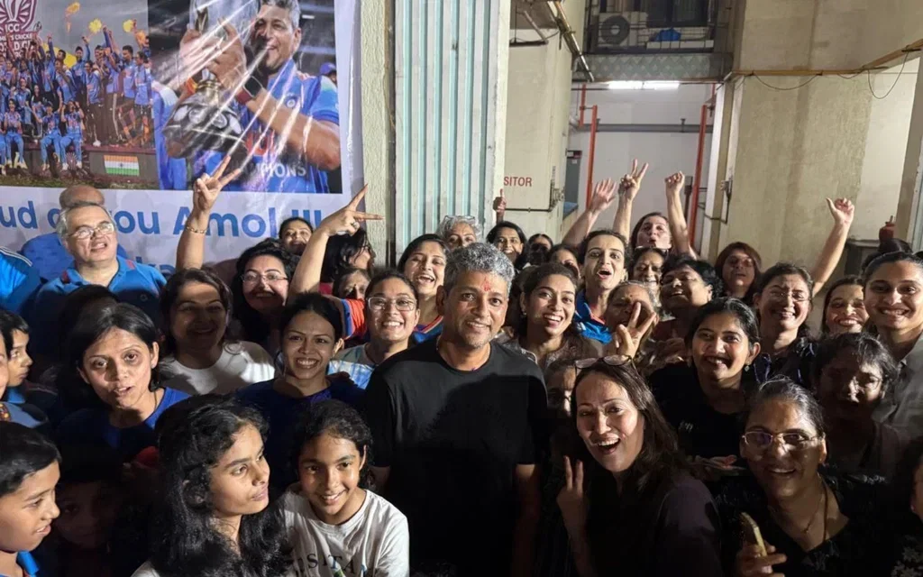 Amol Muzumdar's heroic welcome (Source: @CricCrazyJohns/x.com)