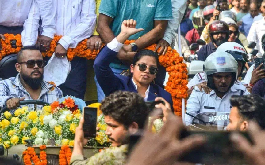 Richa Ghosh at Bagdogra airport [Source: @mufaddal_vohra/X.com]