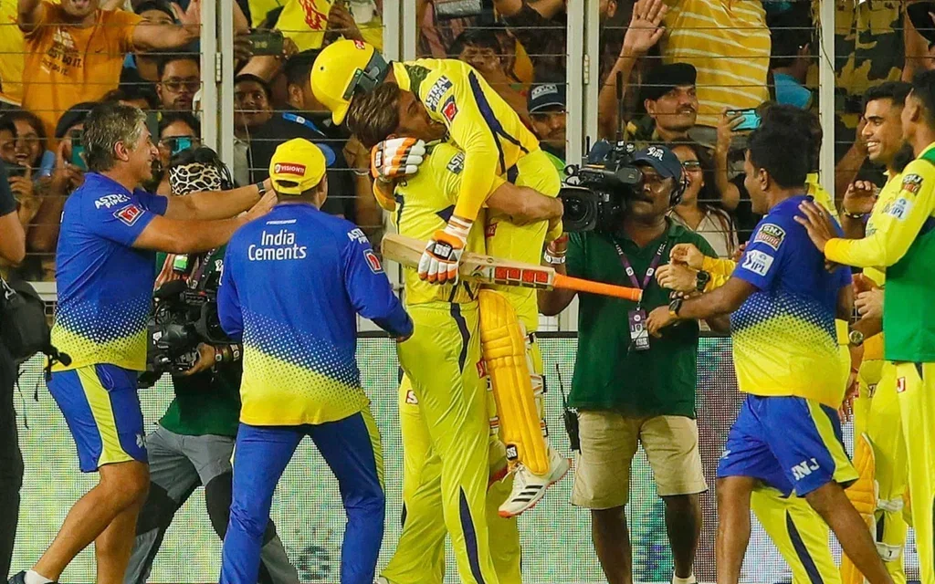MS Dhoni lifting Jadeja after 2023 win (Source: X.com/@AaravMsd_07)