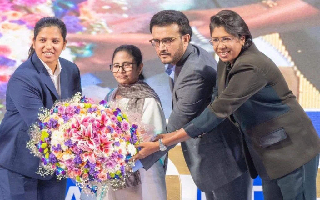 Richa Ghosh with Mamata Banerjee [Source: @RcbianOfficial/x]