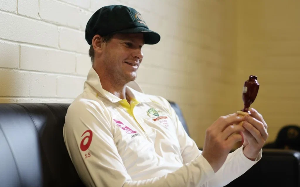 Steve Smith with The Ashes trophy [Source: @iamsmudgefan/X.com]